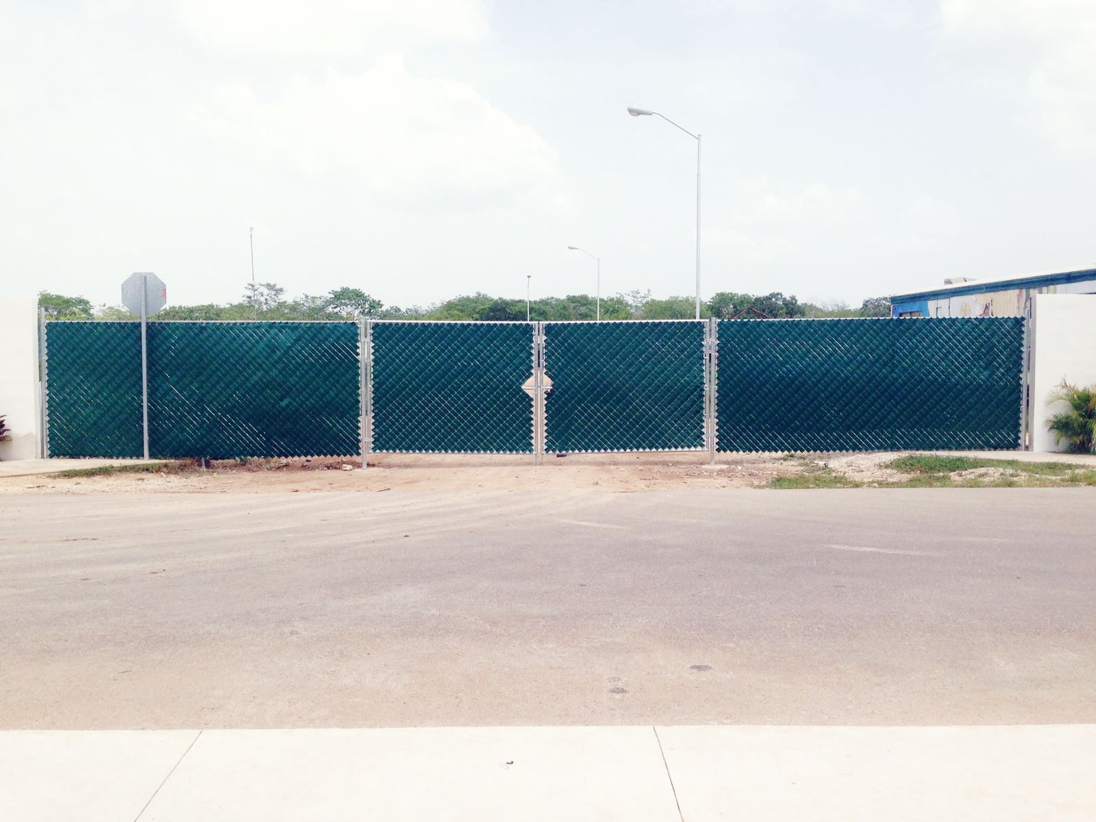 Portón abatible de dos hojas